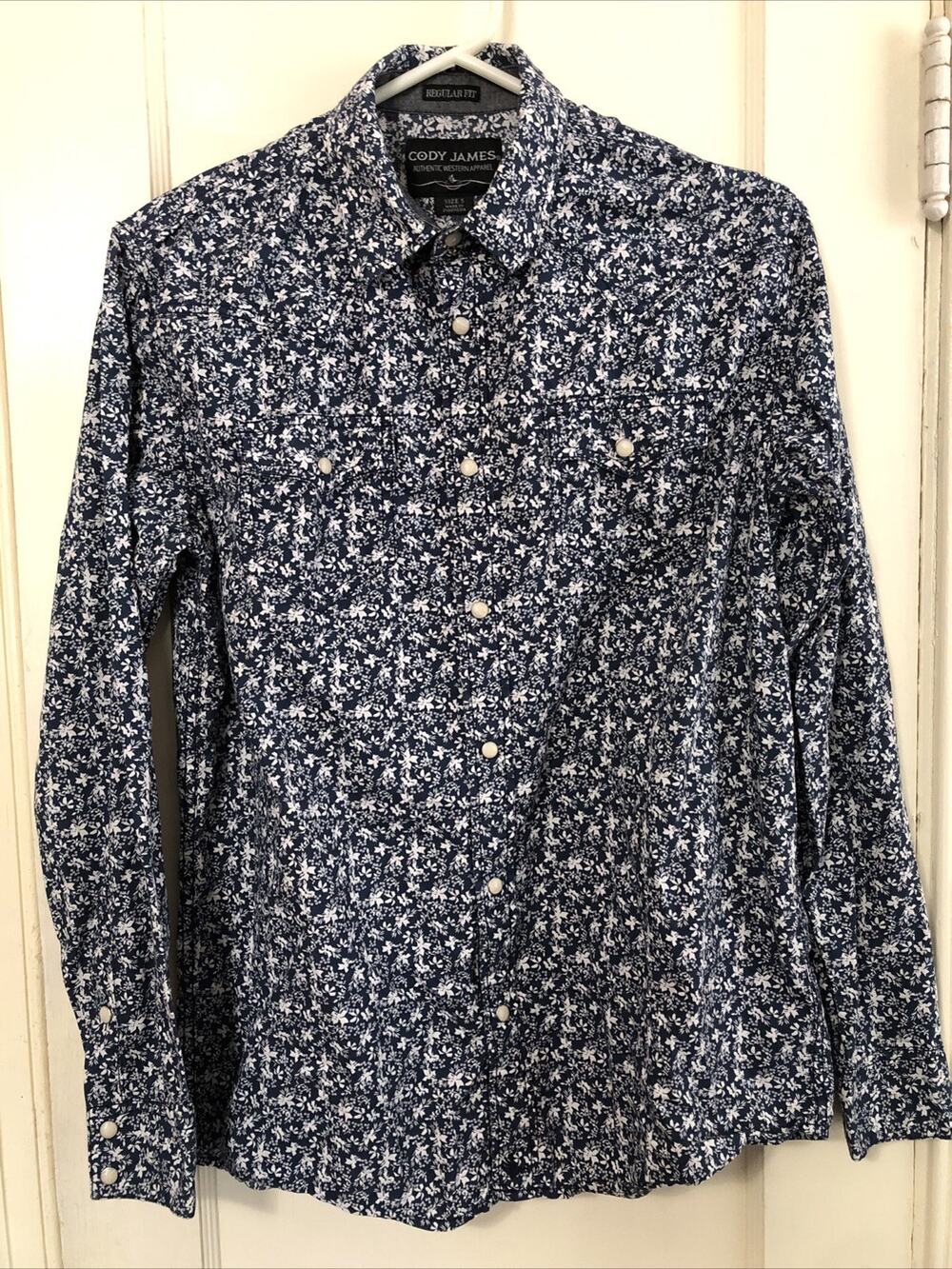 NWOT Cody James Pearl Snap Blue White Floral Western Regular Fit Small Cotton